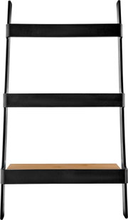 Zwart metalen ladderrek met twee legplanken, frontale aanzicht, met een houten plank in het midden tegen witte achtergrond