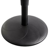 Nahaufnahme der Basis eines schwarzen Sitzhockers mit rundem Standfuß.