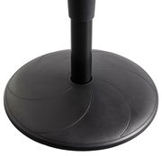 Nahaufnahme der Basis eines schwarzen Sitzhockers mit rundem Standfuß.