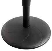 Nahaufnahme der Basis eines schwarzen Sitzhockers mit rundem Standfuß.