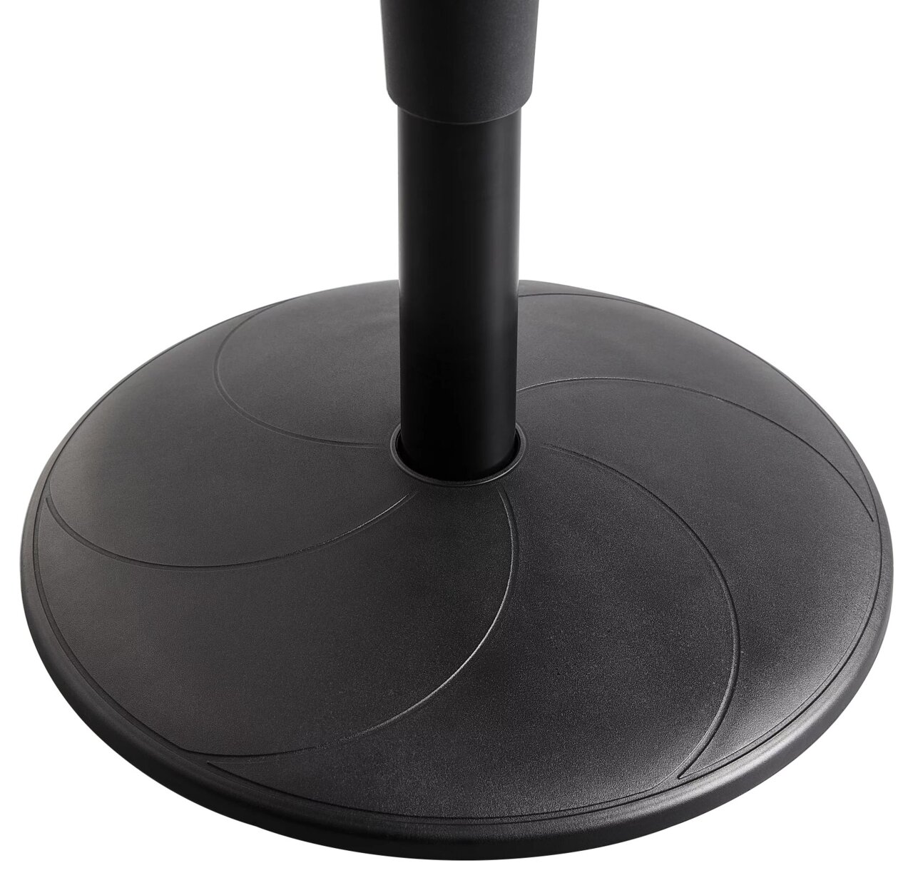 Nahaufnahme der Basis eines schwarzen Sitzhockers mit rundem Standfuß.