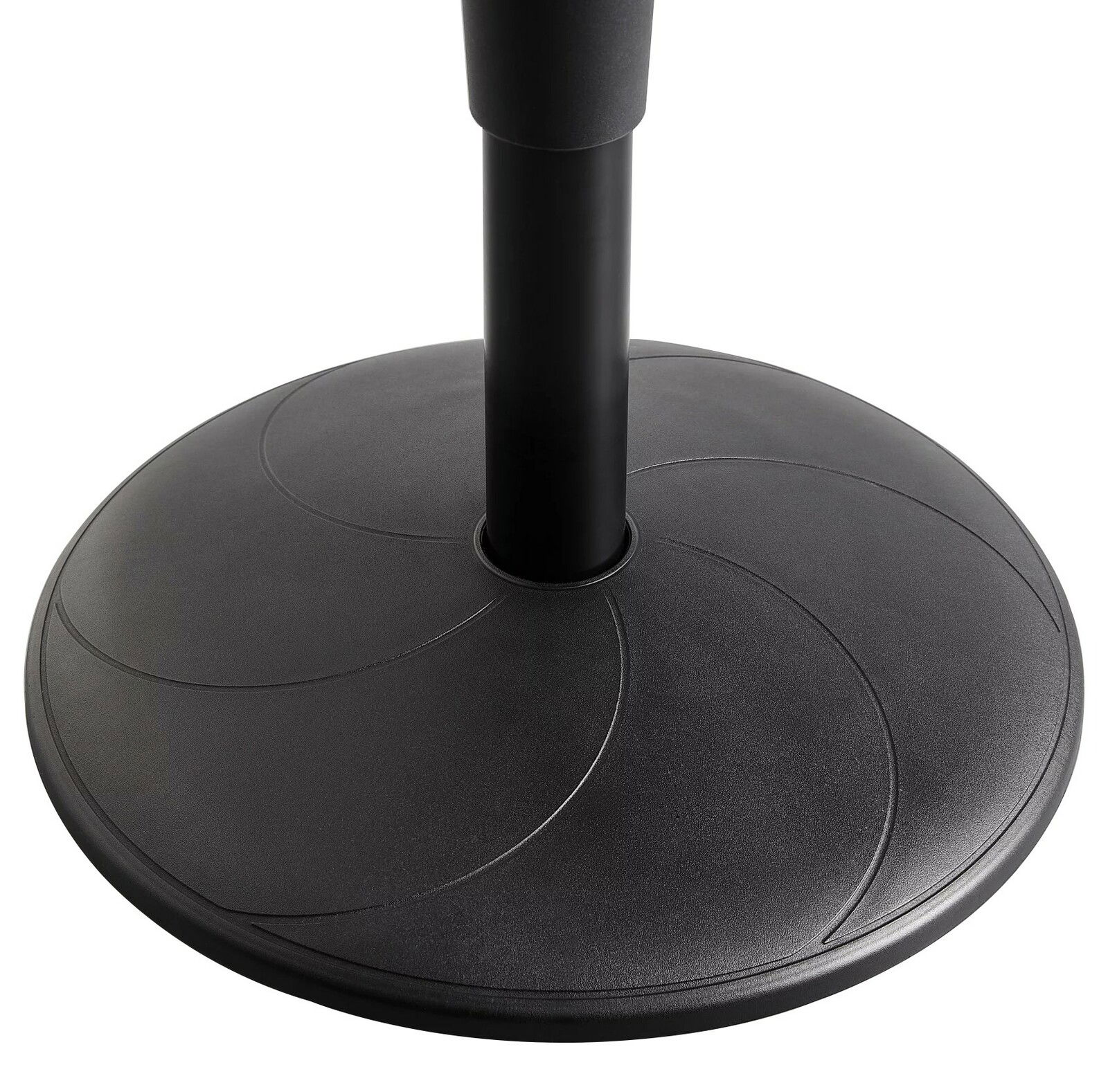 Nahaufnahme der Basis eines schwarzen Sitzhockers mit rundem Standfuß.