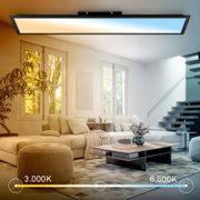 Rechteckige LED-Deckenleuchte in schwarzem Rahmen mit einstellbarer Farbtemperatur (Warmweiß 3000K bis Kaltweiß 6500K) in modernem Wohnzimmer, Ansicht leicht von unten zur Decke