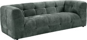 Dunkelgraues, gepolstertes 2-Sitzer-Sofa mit quadratischer Steppung und niedrigen Füßen, schräg von vorne links (3/4-Ansicht) freigestellt auf weißem Hintergrund