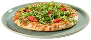 Schuin van voren gefotografeerde pizza met rucola en gehalveerde cherrytomaten op een groen keramisch bord