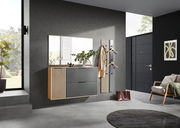 Moderner Eingangsbereich mit hängendem Schuhschrank, großem Spiegel und Garderobenpaneel in Holzoptik. Perspektive von schräg vorne.