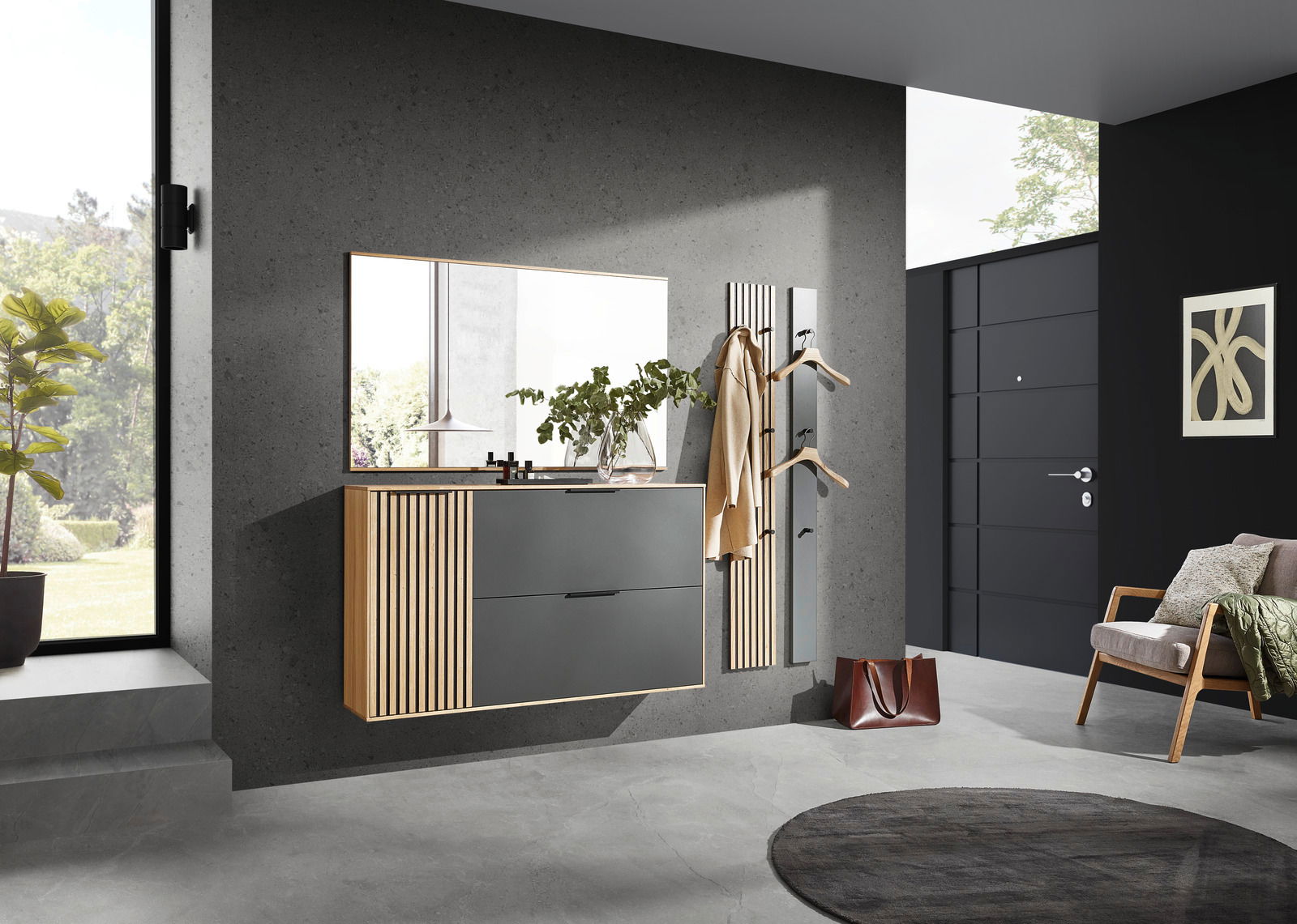 Moderner Eingangsbereich mit hängendem Schuhschrank, großem Spiegel und Garderobenpaneel in Holzoptik. Perspektive von schräg vorne.