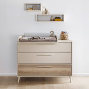 Breite Kommode mit drei Schubladen, obere Schublade mit Wickelauflage, dekoriert mit Spielzeug und Körbchen, Frontalansicht