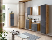 Moderner Waschbeckenunterschrank in Holzoptik mit grauen Fronten, Teil eines stilvollen Badezimmerschranksystems, aus der Frontalperspektive fotografiert.
