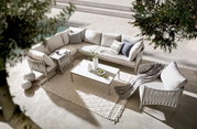 Loungetisch in moderner Outdoor-Sitzgruppe, Vogelperspektive