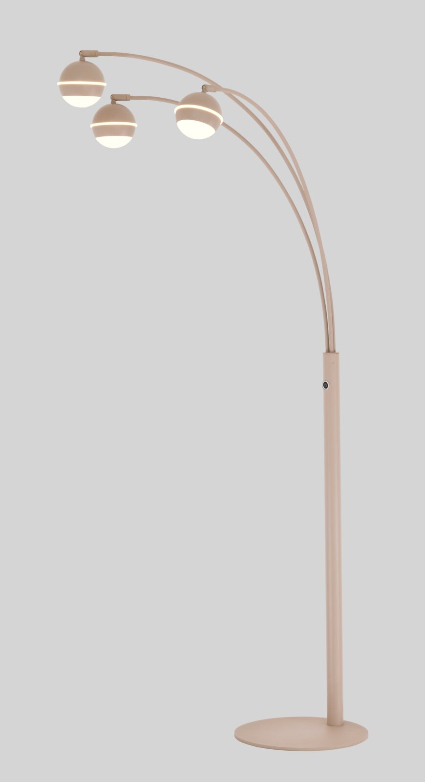 Moderne beige boogvloerlamp met drie gebogen armen en verlichte bolvormige kappen, volledig afgebeeld in vooraanzicht tegen een lichtgrijze achtergrond.