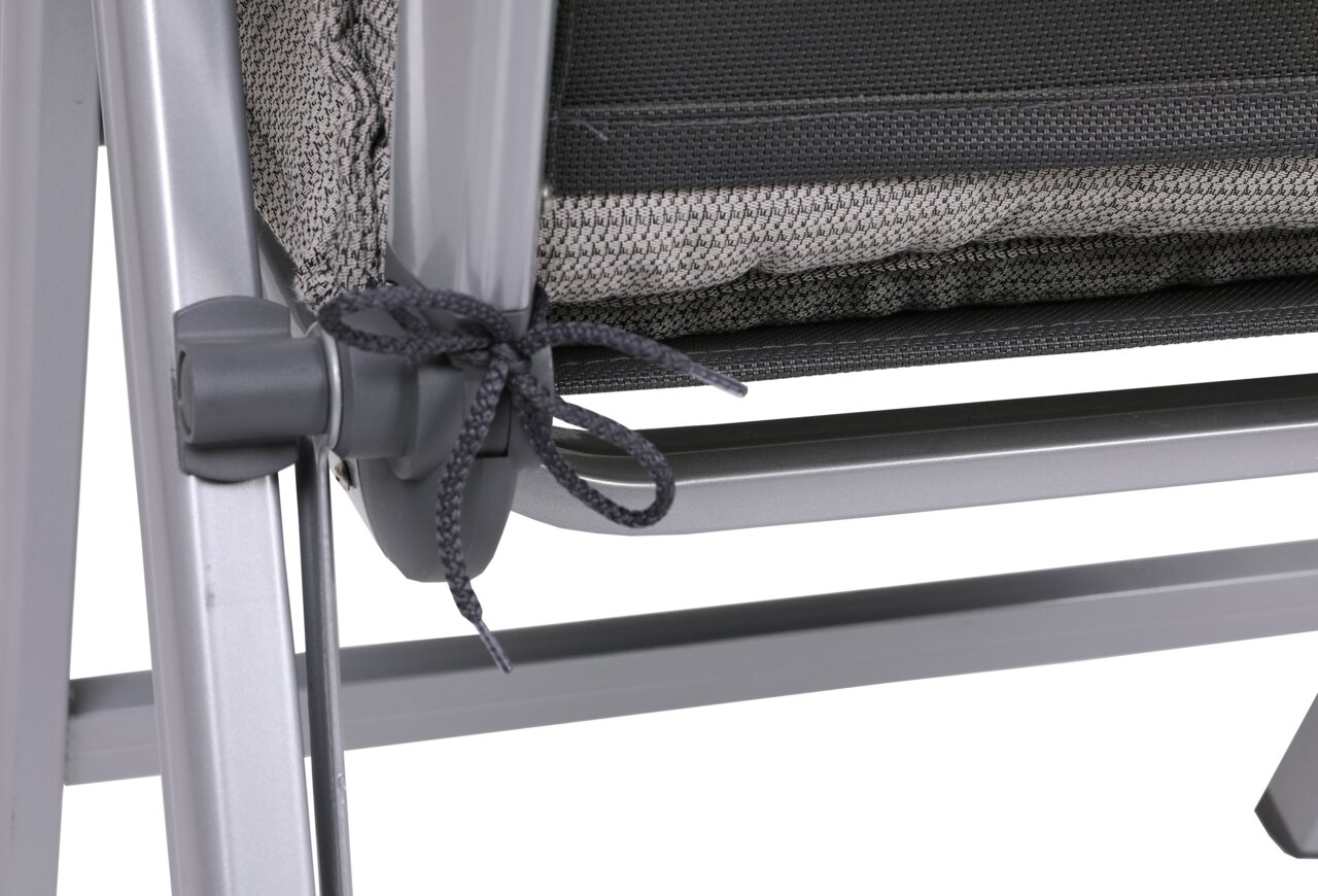 Nahaufnahme einer Hochlehnerauflage mit grauem Stoff und Befestigungsband an einem Metallrahmen, seitliche Perspektive.