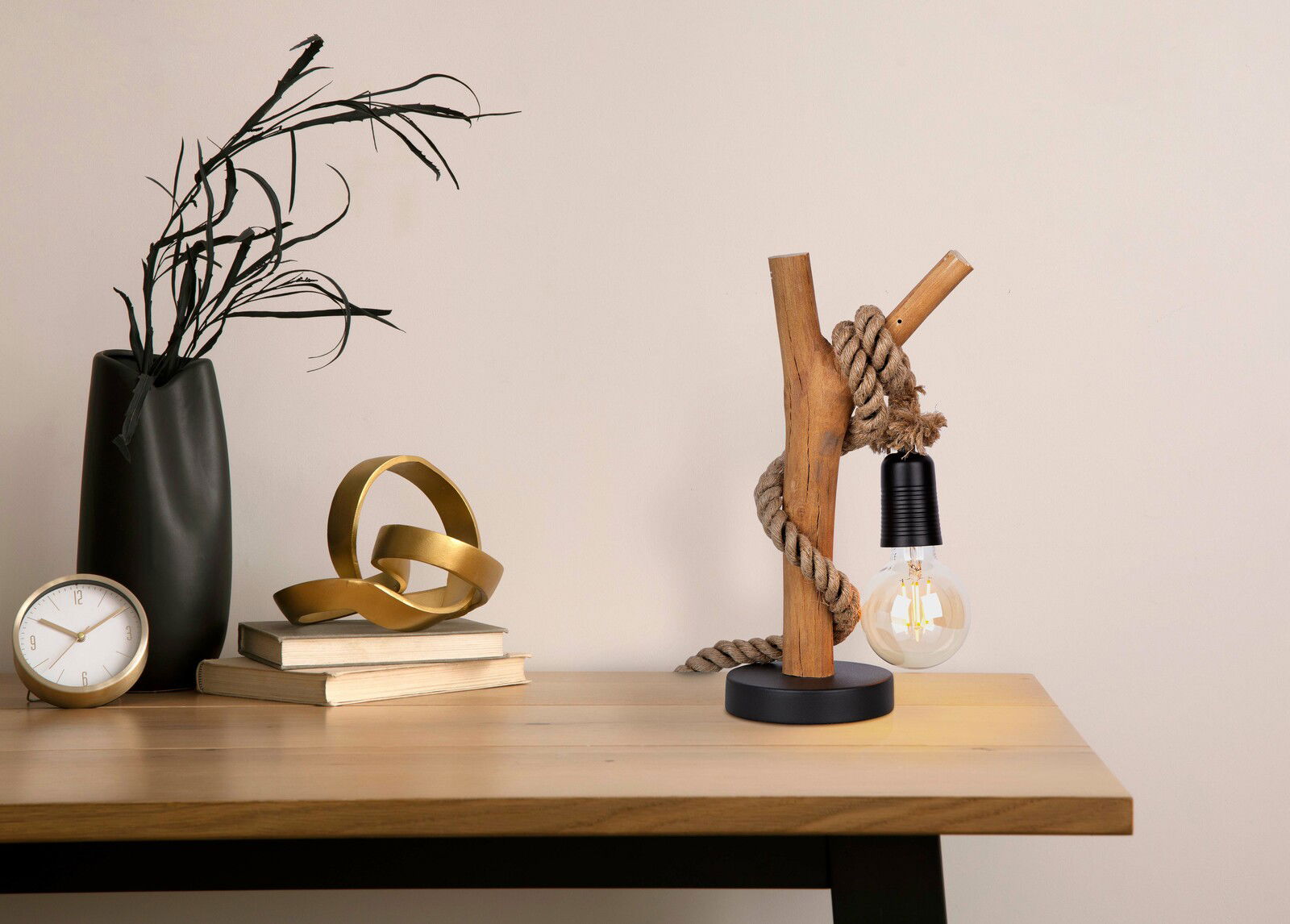 Tischleuchte NERIDA aus Holz mit Seil und Glühbirne, seitliche Perspektive