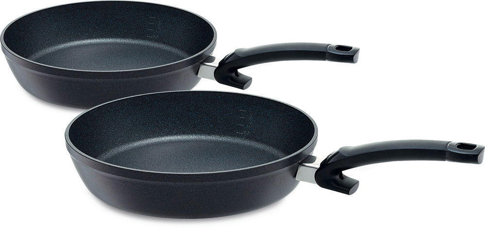 Fissler Pfannenset ADAMANT COMFORT Zwei schwarze Pfannen des Pfannensets Adamant Comfort, aus seitlicher Perspektive fotografiert.