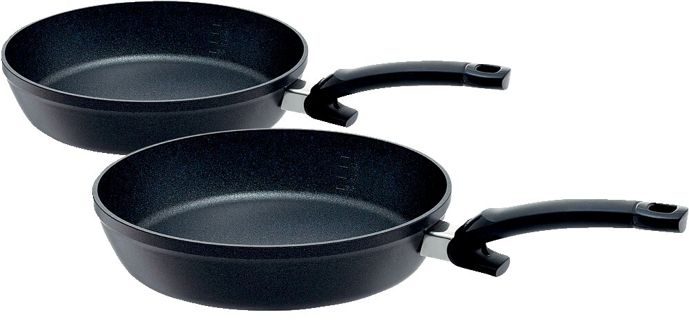 Fissler Pfannenset ADAMANT COMFORT Zwei schwarze Pfannen des Pfannensets Adamant Comfort, aus seitlicher Perspektive fotografiert.