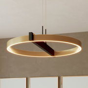 Moderne goudkleurige LED-ringhanglamp met zwarte accenten en warmwit licht, schuin van onderen bekeken.