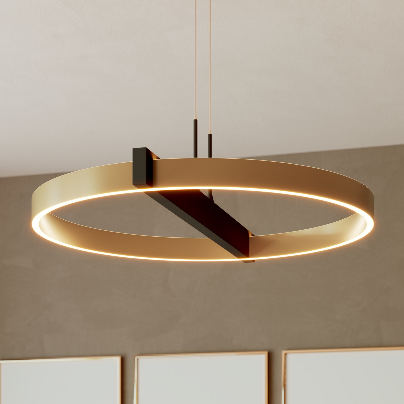 Moderne goudkleurige LED-ringhanglamp met zwarte accenten en warmwit licht, schuin van onderen bekeken.