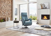 Moderner blauer Relax-Sessel in einem stilvollen Wohnzimmer mit Kamin und Panoramafenster, seitliche Perspektive.