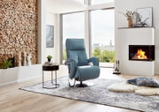 Moderner blauer Relax-Sessel in einem stilvollen Wohnzimmer mit Kamin und Panoramafenster, seitliche Perspektive.