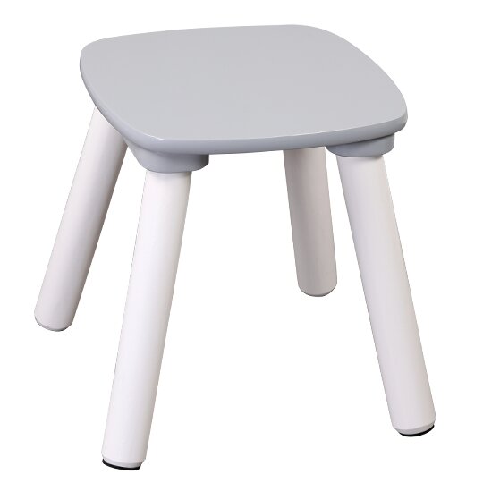 Kleiner Hocker mit grauer, abgerundet-quadratischer Sitzfläche und vier weißen, leicht schräg stehenden Beinen, freigestellt, in schräger Frontansicht von oben