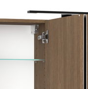 Detailansicht eines Spiegelschranks mit geöffneter Holztür, Glasablage und Scharnier, seitliche Perspektive