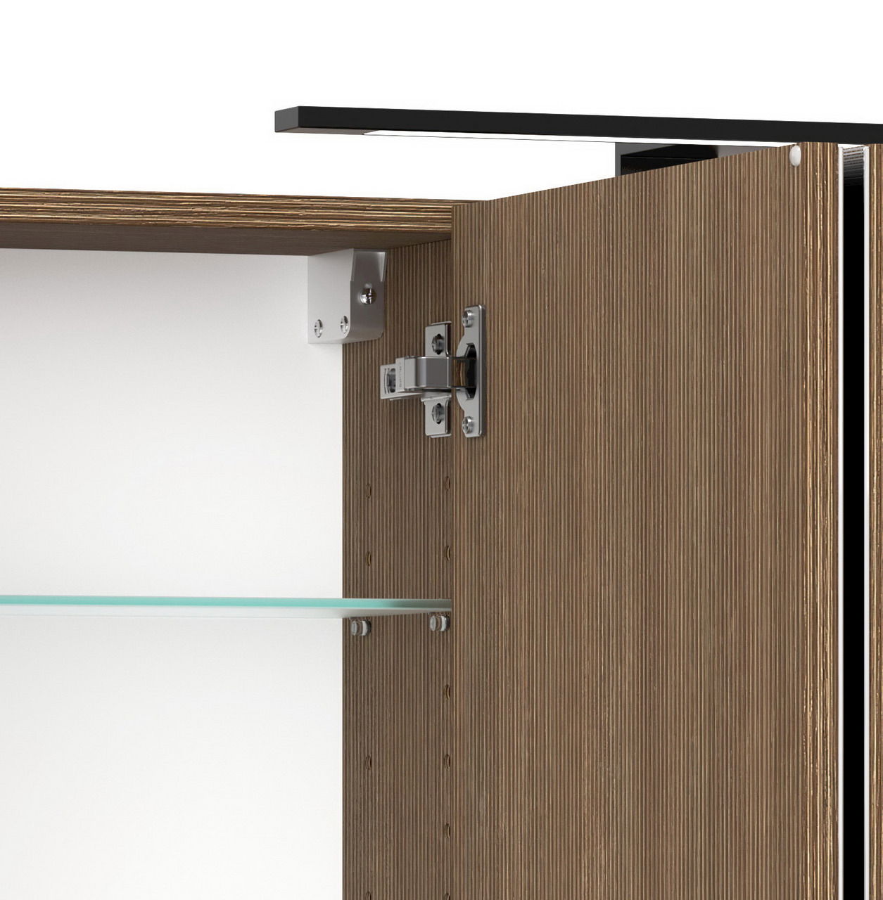 Detailansicht eines Spiegelschranks mit geöffneter Holztür, Glasablage und Scharnier, seitliche Perspektive