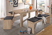 Moderner Esstisch mit Holzoptik, umgeben von gepolsterten Bänken, in einem stilvoll eingerichteten Raum. Perspektive: Frontalansicht.