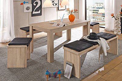 Moderner Esstisch mit Holzoptik, umgeben von gepolsterten Bänken, in einem stilvoll eingerichteten Raum. Perspektive: Frontalansicht.