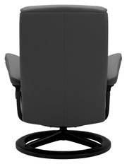 Achterkant van een moderne fauteuil met zwarte lederen bekleding en een draaibare metalen voet.