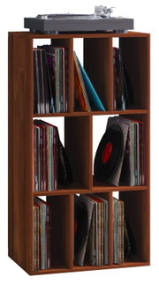 Vinyl-Schallplattenregal aus Holz in Nussbaum-Optik mit 8 Fächern, gefüllt mit LPs, mit Plattenspieler obenauf; frontale Ansicht leicht von links