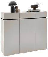 Moderner XL-Schuhschrank in hellem Grau mit drei Türen, dekoriert mit einer schwarzen Lampe und Accessoires, seitliche Perspektive.