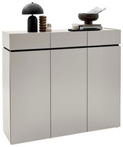 Moderner XL-Schuhschrank in hellem Grau mit drei Türen, dekoriert mit einer schwarzen Lampe und Accessoires, seitliche Perspektive.