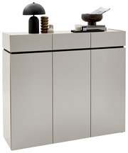 Moderner XL-Schuhschrank in hellem Grau mit drei Türen, dekoriert mit einer schwarzen Lampe und Accessoires, seitliche Perspektive.