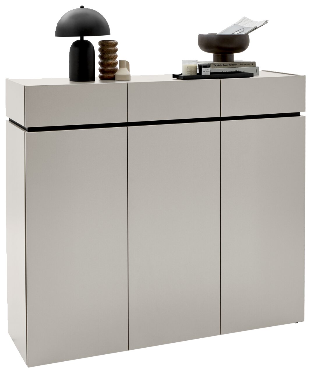 Voleo XL-schoenenkast UNIQUE Moderner XL-Schuhschrank in hellem Grau mit drei Türen, dekoriert mit einer schwarzen Lampe und Accessoires, seitliche Perspektive.