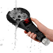 Hand hält den Deckel eines Schnellkochtopfs unter fließendem Wasser, aus der Perspektive von oben.