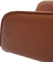 Nahaufnahme eines braunen Armlehnstuhls aus Leder, seitliche Perspektive