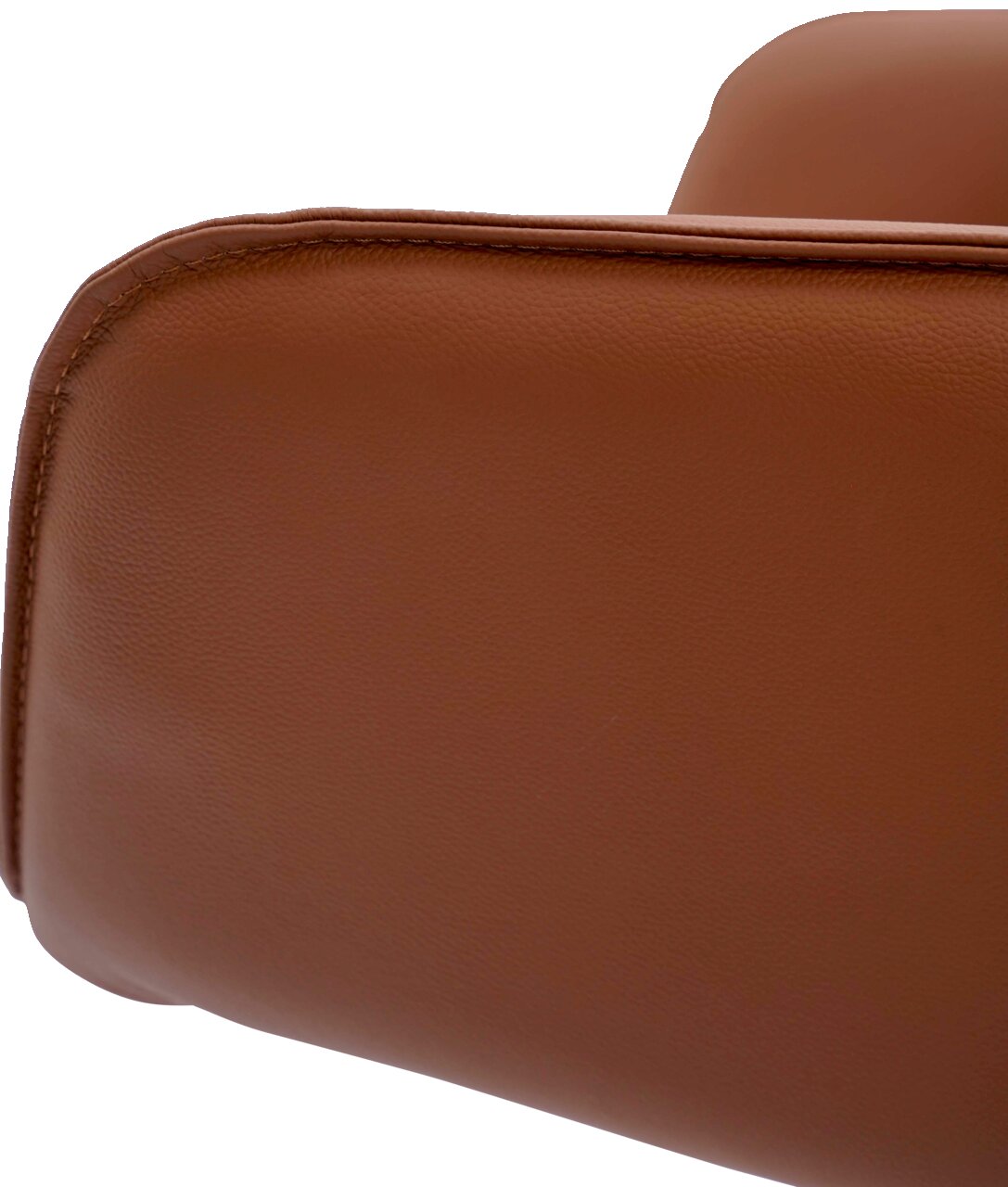 Nahaufnahme eines braunen Armlehnstuhls aus Leder, seitliche Perspektive