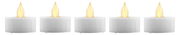 Fünf weiße LED-Teelichter mit gelber Flamme, frontal betrachtet.