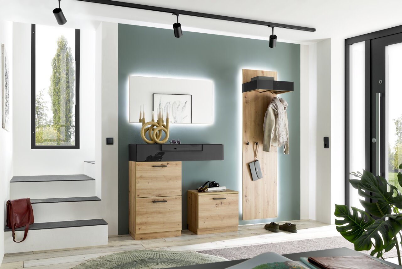 Modernes Garderoben-Set in Holzoptik mit Spiegel und Beleuchtung, seitliche Perspektive