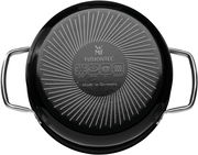 Ansicht von unten eines WMF Fusiontec Topfes mit zwei Griffen, geeignet für alle Herdarten, Made in Germany.