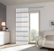 Fertigvorhang mit horizontalen Streifen in Beige und Grau, aufgehängt vor einer Glastür in einem modernen Wohnzimmer. Perspektive von vorne.