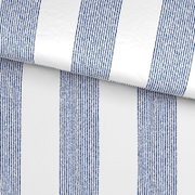 Nahaufnahme von weißer Bettwäsche mit breiten, vertikalen blauen Streifen, leicht schräg von oben fotografiert