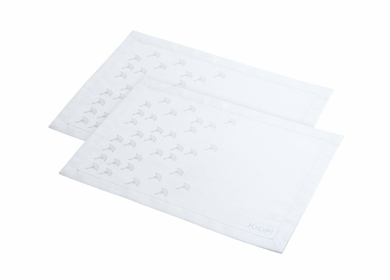 Zwei weiße Platzsets mit dezentem Muster und Markenlogo, aus der Vogelperspektive fotografiert.