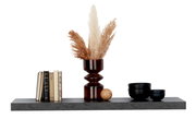 Wandboard 110cm mit Dekoration: Bücher, eine Vase mit Pampasgras und schwarze Schalen, frontal betrachtet.