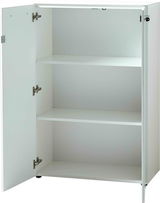 Weißer, niedriger Aktenschrank mit zwei offenen Türen und zwei Einlegeböden, frontal betrachtet.