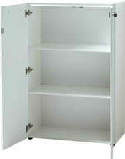 Weißer, niedriger Aktenschrank mit zwei offenen Türen und zwei Einlegeböden, frontal betrachtet.