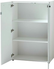 Weißer, niedriger Aktenschrank mit zwei offenen Türen und zwei Einlegeböden, frontal betrachtet.