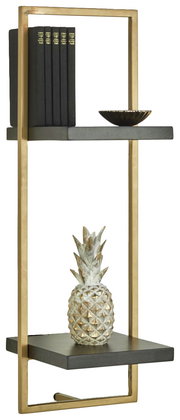 Modernes Wandregal mit goldfarbenem Rahmen, zwei schwarzen Ablagen, dekoriert mit Büchern, einer Schale und einer Ananasfigur, seitliche Perspektive.