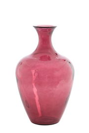 Rote Glasvase mit bauchiger Form, aus der Frontalperspektive fotografiert.