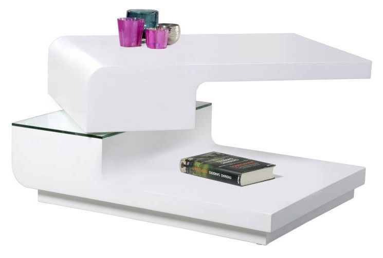 Moderner weißer Couchtisch mit geschwungenem Design, Glasablage und dekorativen Kerzenhaltern, seitliche Perspektive